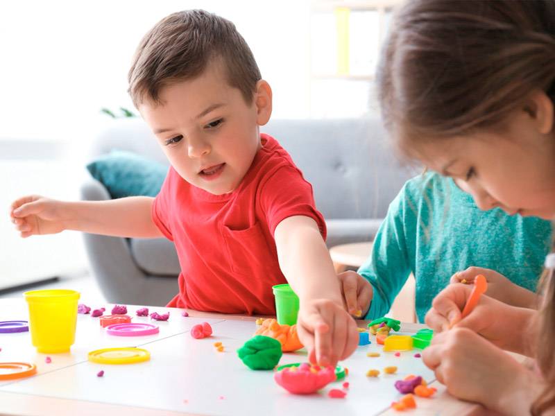 کودکان در حال بازی با خمیر بازی